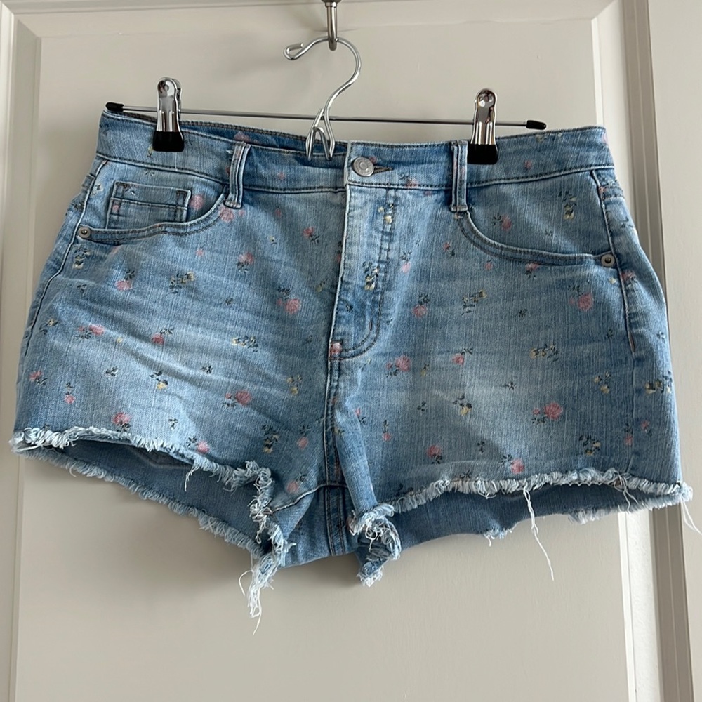 Women’s shorts ( Like NEW )